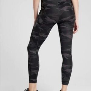 Athleta Ultimate 7/8 Pockets Camo‎ Tights Size Medium With Pockets.
